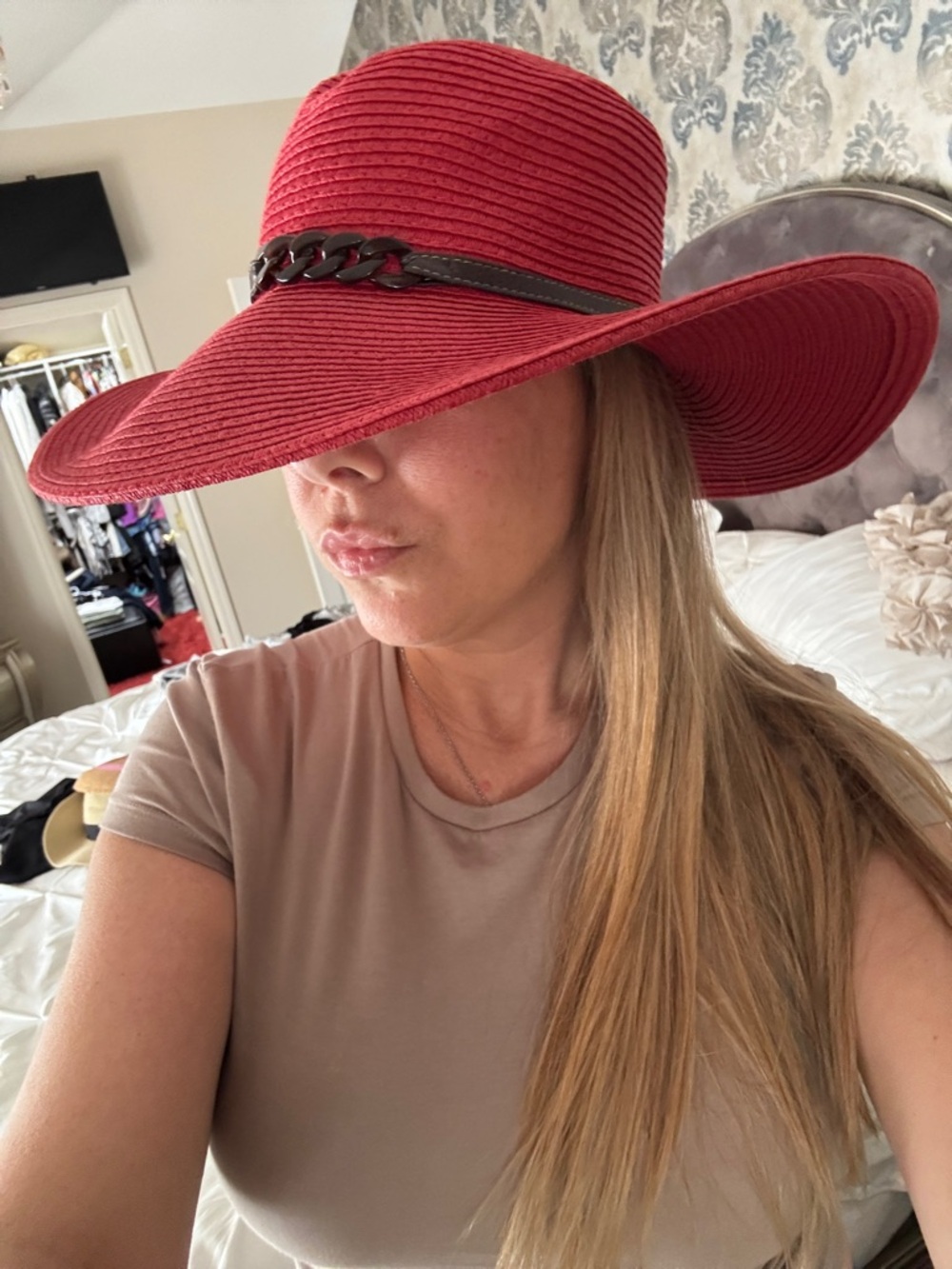 Red Wide-Brim Straw Fedora with Black Chain Accent - Picture 3 of 4